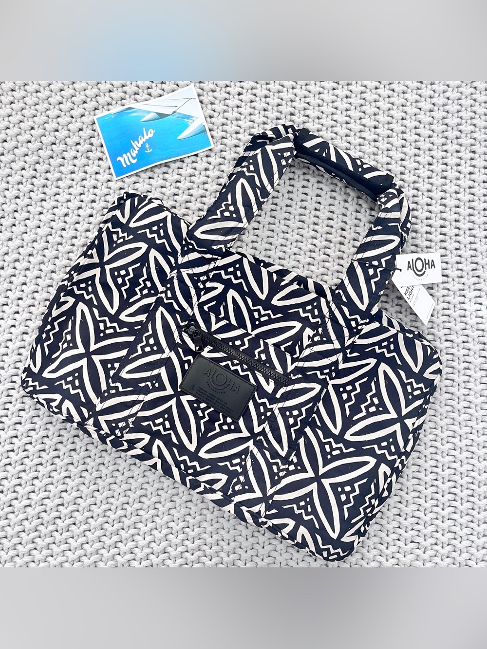 Aloha Collection• KEEP IT LIGHT WEEKENDER PASIFIKA Sandstone on Black